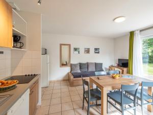 une cuisine et un salon avec une table et des chaises dans l'établissement Holiday Home Cottage Privilège-3 by Interhome, à Saumur