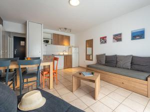 un salon avec un canapé et une table dans l'établissement Holiday Home Cottage Privilège-3 by Interhome, à Saumur