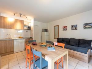 une cuisine et un salon avec une table et un canapé dans l'établissement Holiday Home Cottage Privilège-3 by Interhome, à Saumur 30 autres photos