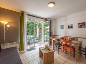 un salon avec une table et une salle à manger dans l'établissement Holiday Home Cottage Privilège - SUM103 by Interhome, à Saumur