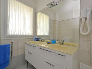 Et badeværelse på Apartment Mare-4 by Interhome