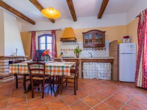 リパルベッラにあるApartment Daino-13 by Interhomeのテーブルと椅子と冷蔵庫のあるキッチン