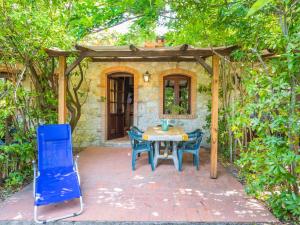 Κήπος έξω από το Apartment Falco-24 by Interhome