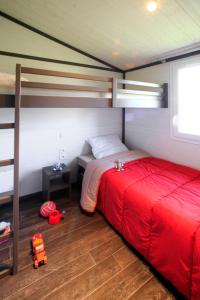 Ένα ή περισσότερα κρεβάτια σε δωμάτιο στο Holiday Home Les Hameaux de Pomette-Chalet 6 pers- by Interhome +17 φωτογραφίες