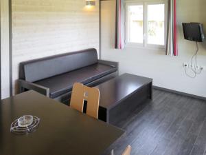 Μια τηλεόραση ή/και κέντρο ψυχαγωγίας στο Holiday Home Les Hameaux de Pomette-Chalet 6 pers- by Interhome