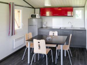 Η κουζίνα ή μικρή κουζίνα στο Holiday Home Les Hameaux de Pomette-Chalet 6 pers- by Interhome