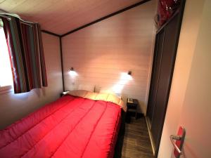 Postel nebo postele na pokoji v ubytování Holiday Home Les Hameaux de Pomette-Chalet 2 Pers- by Interhome