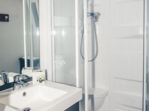 Koupelna v ubytování Holiday Home Les Hameaux de Pomette-Chalet 2 Pers- by Interhome + 15 fotografií