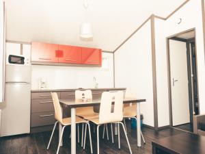 Kuchyň nebo kuchyňský kout v ubytování Holiday Home Les Hameaux de Pomette-Chalet 2 Pers- by Interhome