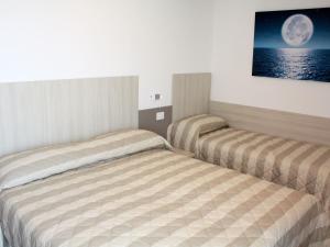 Apartment Nashira-5 by Interhome في لينانو سابيادورو: سريرين في غرفة فندق مع +10 صور