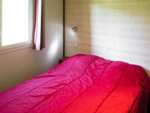 Ένα ή περισσότερα κρεβάτια σε δωμάτιο στο Holiday Home Les Hameaux de Pomette-Chalet 4 pers- by Interhome