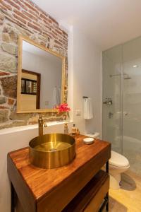 パナマシティにあるVillas La Fontana Amplias ApartaSuite-piscina 103の洗面台と鏡のあるバスルーム