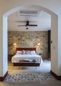 パナマシティにあるVillas La Fontana Amplia ApartaSuite- piscina 202のベッドと石の壁のある寝室