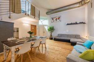a living room with a table and chairs and a couch at Großzügige 140qm Wohnung Zentral von Magdeburg in Magdeburg