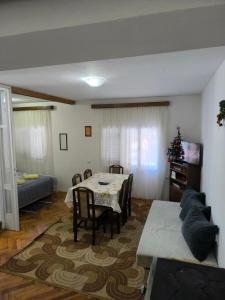 Ένα ή περισσότερα κρεβάτια σε δωμάτιο στο Planinska kuća Vladanka - planina Goč - banjska strana - preko puta ski staze