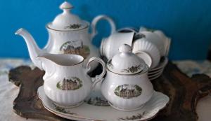 a group of teapots and plates on a table at Vale de Garcia AL 5357 in Colos