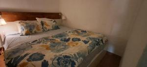 a small bedroom with a bed with a floral bedspread at Vale de Garcia AL 5357 in Colos +52 photos