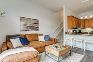 una sala de estar con un sofá y una mesa en Coastal Gem 3 half Mi from Wrightsville Shoreline, en Wilmington