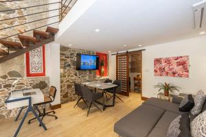 ein Wohnzimmer mit Sofa und Tisch in der Unterkunft Villas La Fontana Amplias ApartaSuite-Piscina 203 in Panama-Stadt