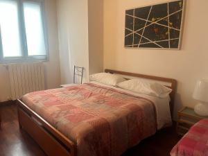 奥里奥阿塞里奥Apartments Orio的一间卧室，床上铺着被子