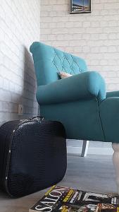 un divano blu in soggiorno con tappeto di Apartment Savamala Art a Belgrado