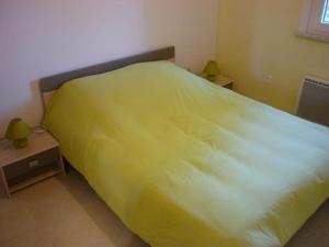 Postel nebo postele na pokoji v ubytování Gîte paisible adapté, animaux bienvenus, jardin et parking - FR-1-510-228 + 1 fotografie