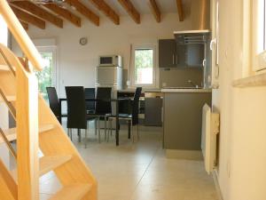 Kuchyň nebo kuchyňský kout v ubytování Gîte paisible adapté, animaux bienvenus, jardin et parking - FR-1-510-228