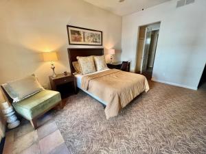una habitación de hotel con una cama y una silla en Gorgeous Ground Floor Villa Near Main Pool, en La Quinta 12 fotos más