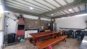 TV/trung tâm giải trí tại Casa 2 Quartos em Cabo Frio Piscina e Área Gourmet Cantim do Goiano Hospedagens