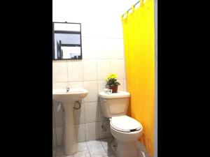 Ένα μπάνιο στο Private room with king size bed num023
