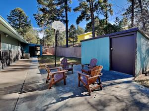 a group of chairs sitting on a sidewalk with a basketball hoop at The Crows Nest in Ruidoso
