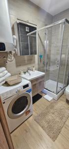 Un baño de Green Hill Isidorovic Divcibare ll