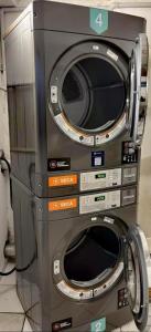 two microwaves stacked on top of each other at Apartamento de un dormitorio en Edificio "Luna de Mar" in Punta del Este +6 photos