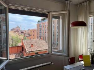 okno z widokiem na miasto w obiekcie Casa Bolognese - in the heart of the city! w Bolonii