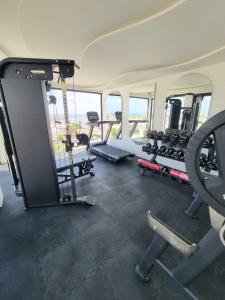a gym with several treadmills and a simulator at Condo en el corazon de Playa del Carmen in Playa del Carmen