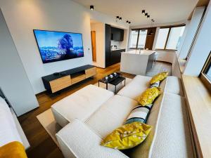 TV a/nebo společenská místnost v ubytování Beautiful one bedroom w balcony&parking-BEL135