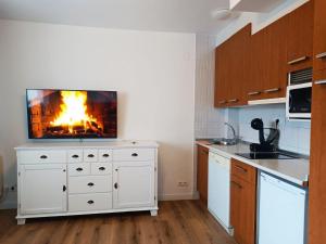 eine Küche mit Kamin an der Wand in der Unterkunft Ático Montblanc Zona Baja in Sierra Nevada