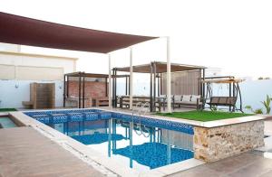 Piscina de la sau aproape de إستراحة اللمّة
