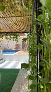 Piscina de la sau aproape de إستراحة اللمّة
