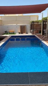 Piscina de la sau aproape de إستراحة اللمّة