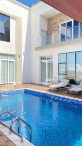 Piscina de la sau aproape de إستراحة اللمّة