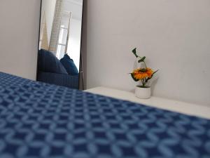 Voodi või voodid majutusasutuse Mendes Family Homestay - B&B In The Heart Of Praia toas