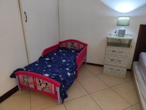 Voodi või voodid majutusasutuse Mendes Family Homestay - B&B In The Heart Of Praia toas