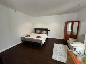 Ban Khlong Mae NamにあるHoney moon vipのベッドとソファのある寝室