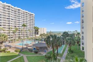 Πισίνα στο ή κοντά στο Amazing Views at Beachfront Condo at Saida Towers