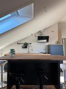 Kuchyň nebo kuchyňský kout v ubytování Moderne & stilvolle Wohnung klimatisiert - Messe & Flughafen München