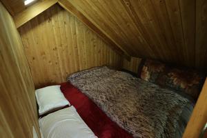 Una cama o camas en una habitación de Himalayan Cedar Nest 65 fotos más