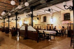 restauracja ze stołami i ludzie siedzący przy stołach w obiekcie Centrum Browar w mieście Strzelce Opolskie