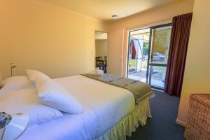 Postel nebo postele na pokoji v ubytování Lake Rotoiti Retreat + 8 fotografií