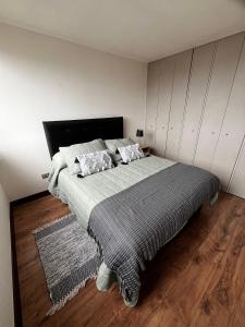 une chambre avec un grand lit avec des oreillers dessus dans l'établissement Soñado depto con vista al lago, los volcanes y a todo Llanquihue, à Llanquihue 15 autres photos